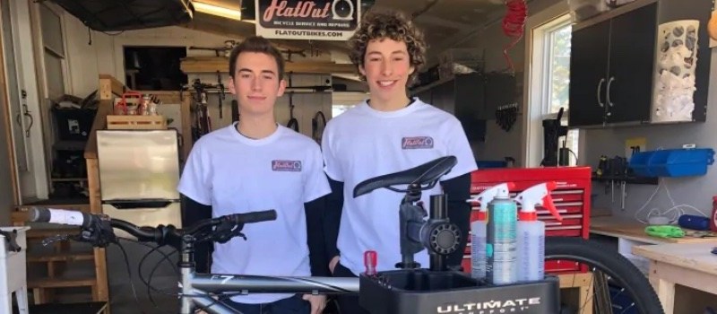 Deux adolescents offrent un service de réparation vélos