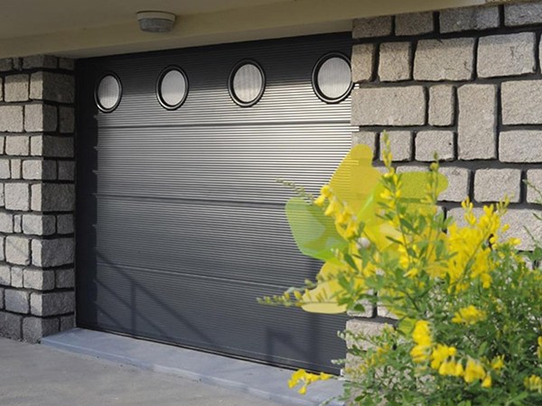 Porte de garage avec fenêtres