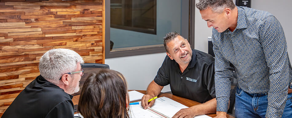 Experts Exitech analysant des plans d'un édifice institutionnel à Gatineau pour des portes coupe-feu, partitions de toilette et portes grillagées