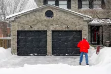Porte de garage pendant l'hiver