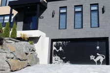 Porte de garage résidentielle avec décoration d'Halloween