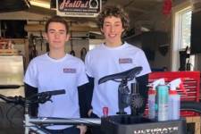Deux adolescents offrent un service de réparation vélos
