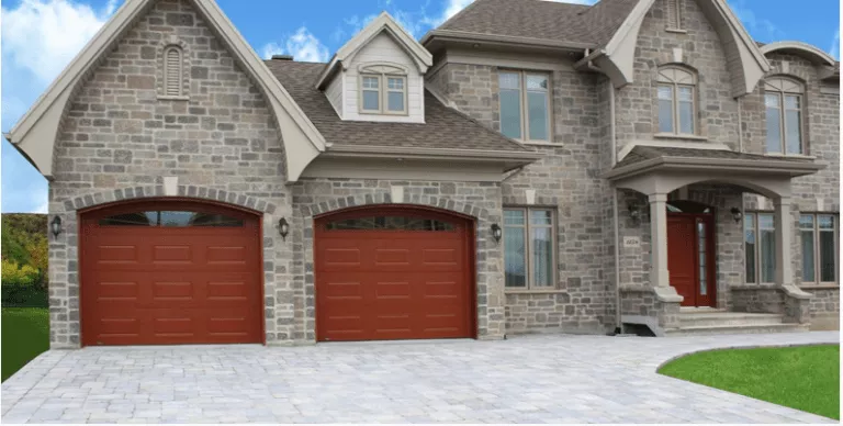 Grande maison avec 2 portes de garage