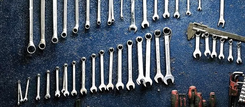 Pleins d'outils accrochés au mur