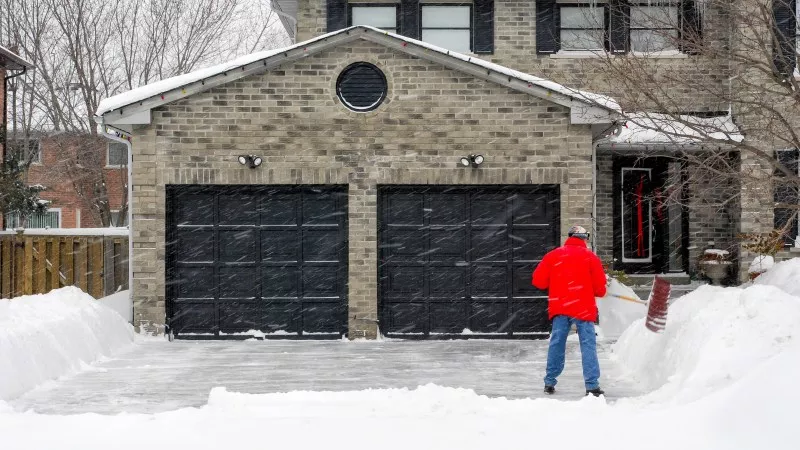 Porte de garage pendant l'hiver