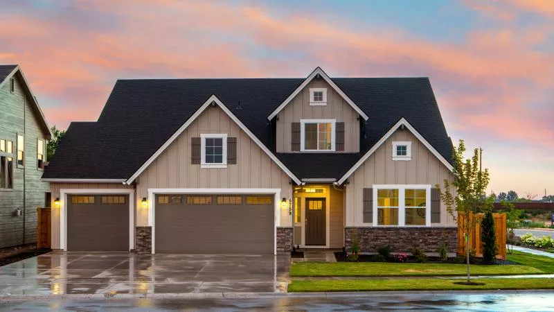 Bungalow house with 2 garage doors