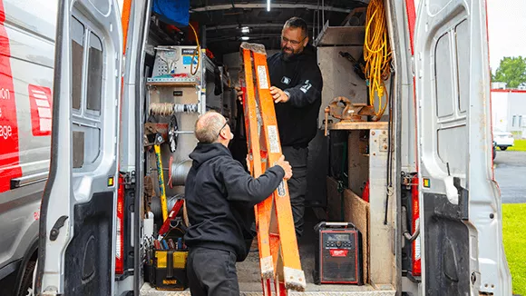 2 techniciens Exitech en préparation pour une installation ou réparation de qualité